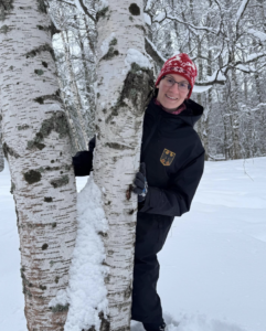 Mehr über den Artikel erfahren Sieben Medaillen bei der Weltmeisterschaft: Alisa Fatum-Böker glänzt im Eiswasser von Oulu