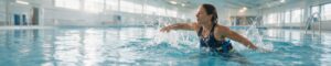 auf dem Bild ist eine Aqua-Joggerin in einer Schwimmhalle zu sehen